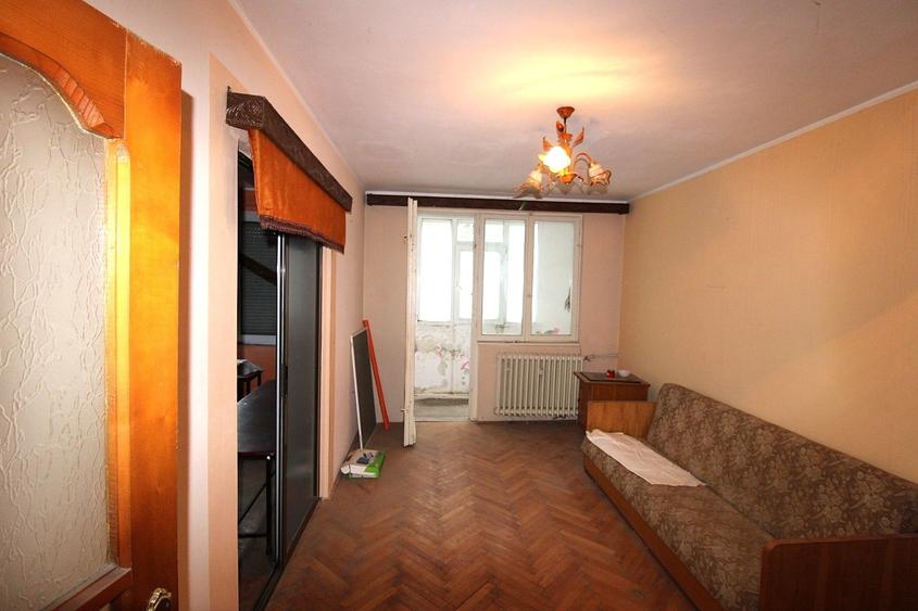 Apartament cu 3 camere semidecomandat în Micro 19