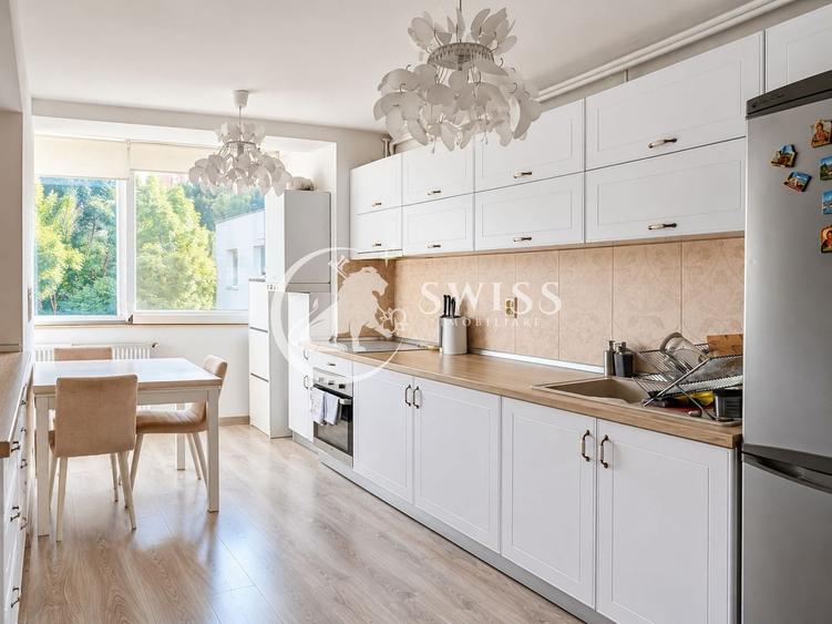 Apartament cu 3 camere semidecomandat, mobilat în Plopilor