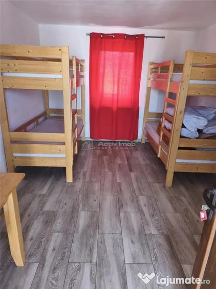 Casă cu 10 camere cu Teren 300 Mp în Cristian