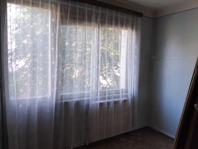 Apartament cu 3 camere semidecomandat în Sârbi