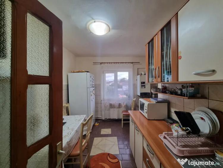 Apartament cu 3 camere decomandat, mobilat în Banca Națională