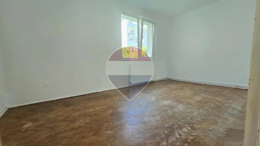 Apartament cu 3 camere semidecomandat în Nord