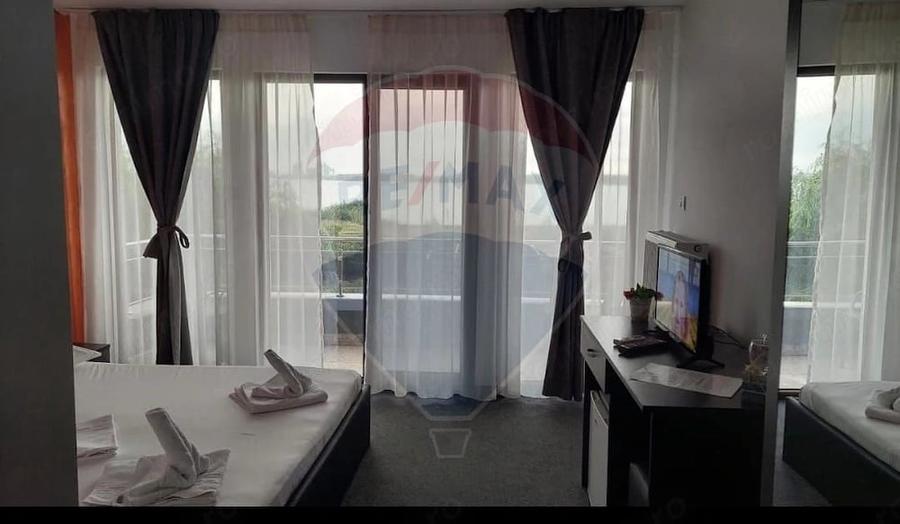 Casă cu 10 camere cu Teren 568 Mp în Corbu