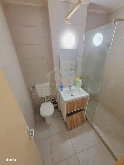 Apartament cu 4 camere semidecomandat în Calea București