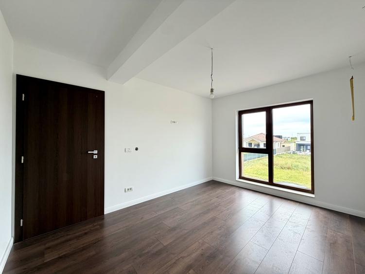 Duplex cu 4 camere cu Canalizare în Torontalului