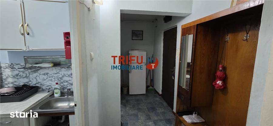 Apartament cu 4 camere semidecomandat în Cetate