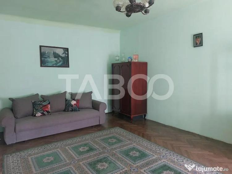 Apartament cu 3 camere semidecomandat în Central