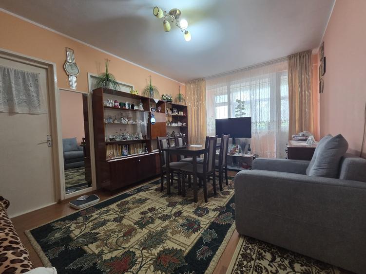 Apartament cu 3 camere semidecomandat în Micro 16