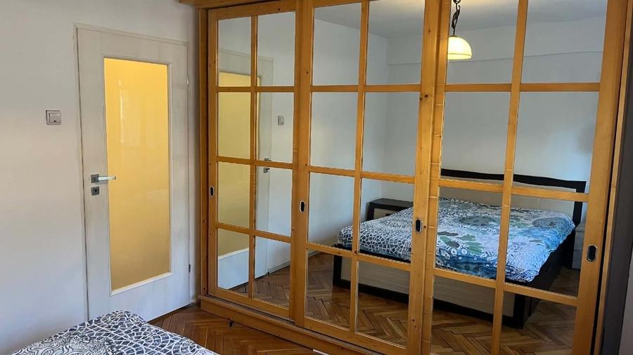 Apartament cu 3 camere decomandat, mobilat în Spitalul Județean