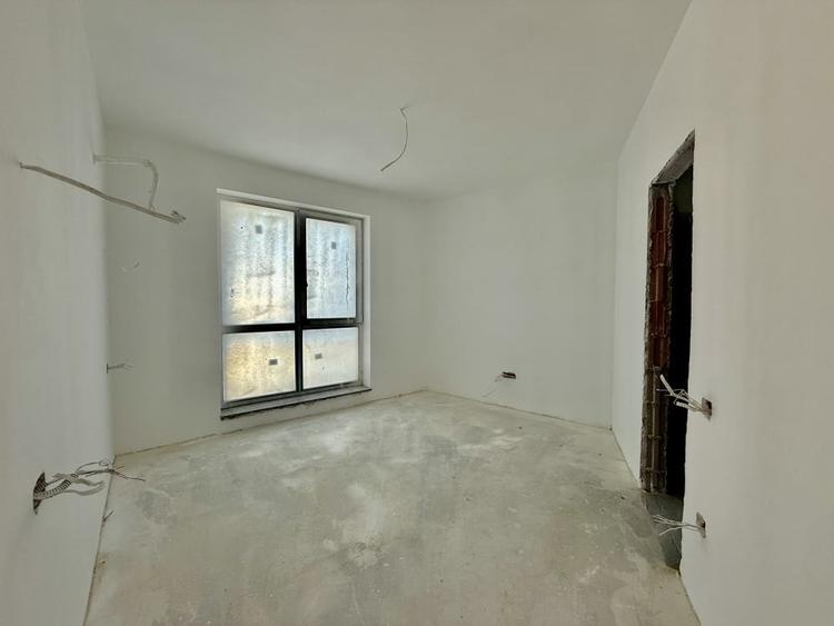 Apartament cu 3 camere semidecomandat în Moșilor