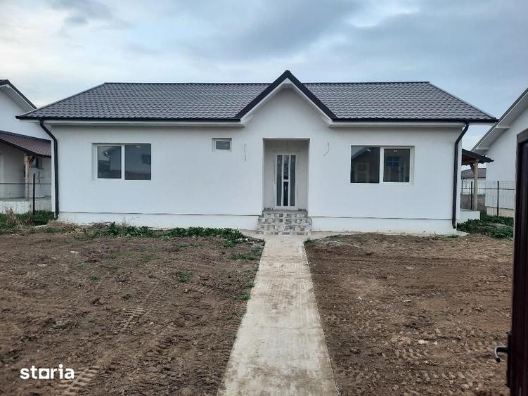 Casă cu 4 camere cu Teren 490 Mp în Săbăreni