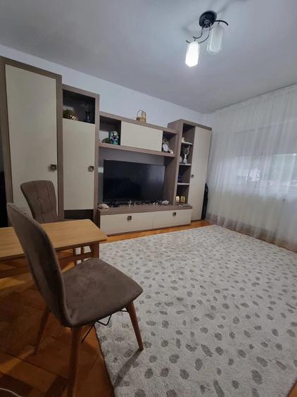 Apartament cu 3 camere decomandat în Prajila