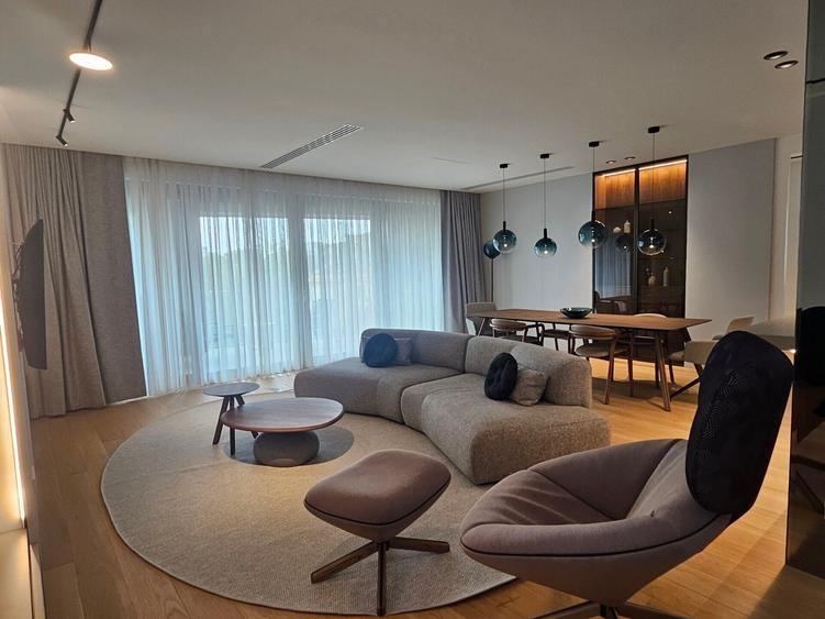 Apartament cu 3 camere decomandat, mobilat în Romană