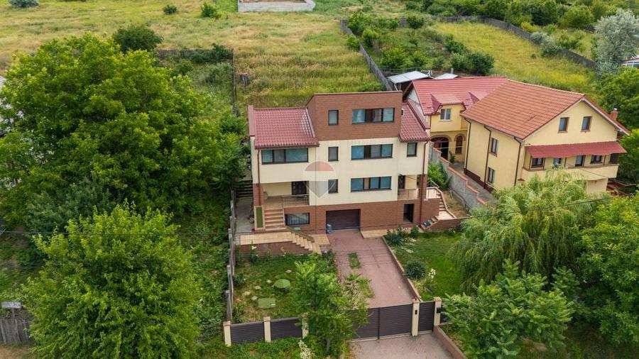 Casă individuală cu 7 camere cu Teren 1371 Mp în Nord-Est