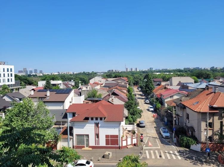 Apartament cu 3 camere semidecomandat în Șerban Vodă