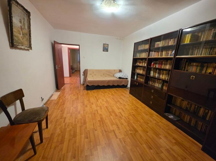 Apartament cu 3 camere decomandat în Dristor