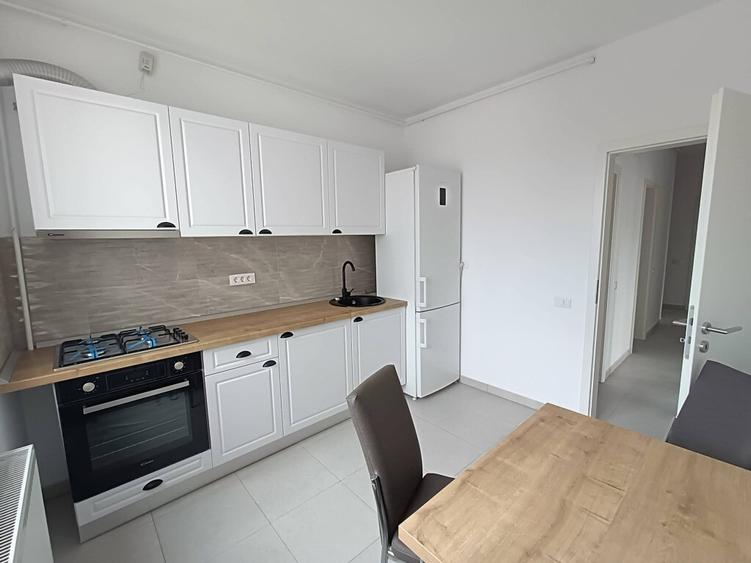 Apartament cu 3 camere decomandat în Tractorul