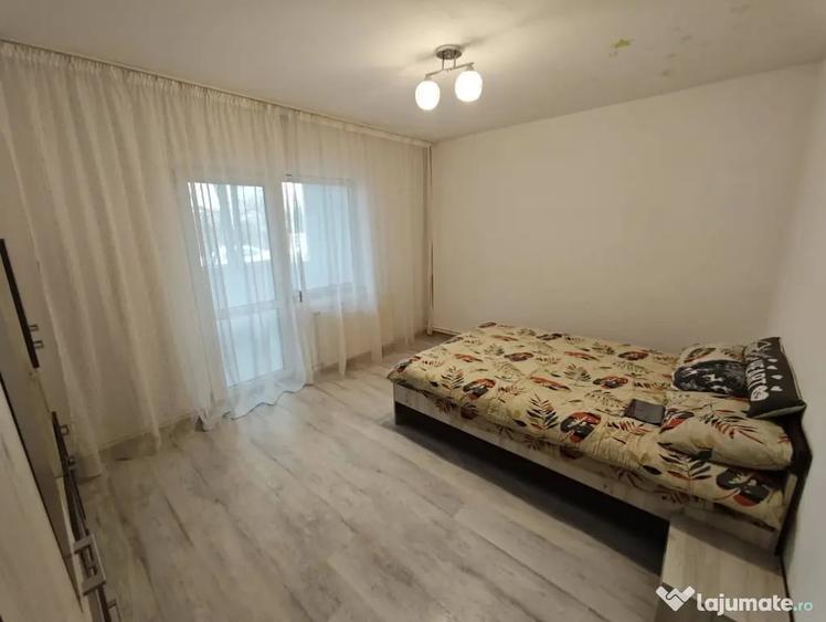 Apartament cu 3 camere decomandat în Păcii