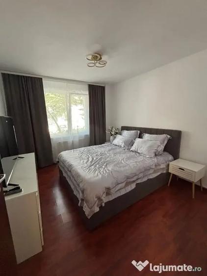 Apartament cu 4 camere decomandat în Central