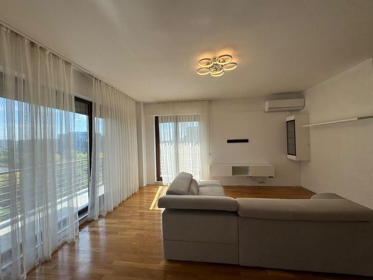 Apartament cu 3 camere semidecomandat în Băneasa