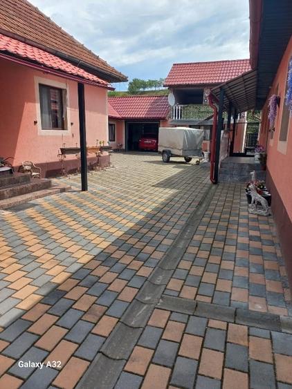 Casă individuală cu 4 camere cu Garaj în Cărăstău