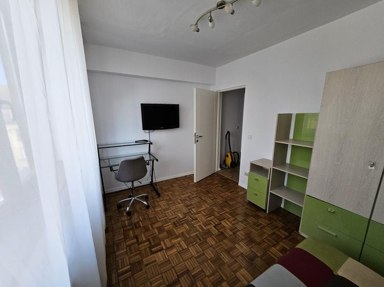 Apartament cu 3 camere semidecomandat în Ultracentral