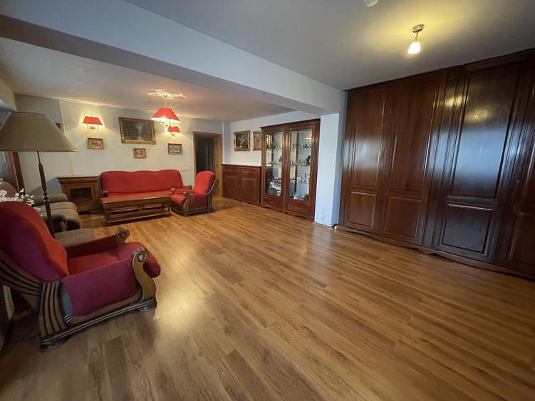 Apartament cu 4 camere decomandat, mobilat în P-ța Victoriei