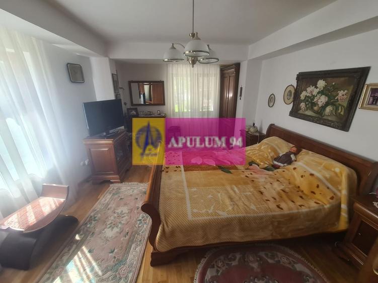 Casă individuală cu 9 camere cu Canalizare în Capul Câmpului