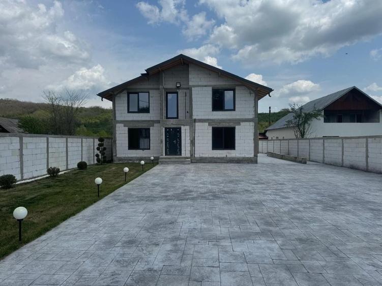 Vand casa la pret foarte bun. Zona linistita, ideala pentru familie - 1