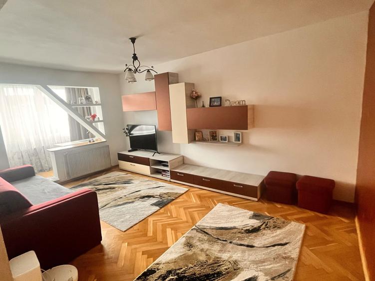 Apartament cu 3 camere decomandat în Central