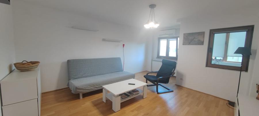 Apartament cu 3 camere decomandat în Drumul Sării