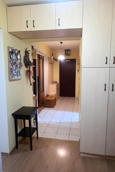 Apartament cu 5 camere decomandat, mobilat în Aurel Vlaicu