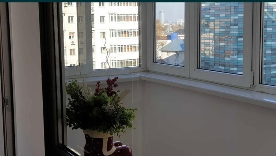Apartament cu 3 camere decomandat în P-ța Victoriei