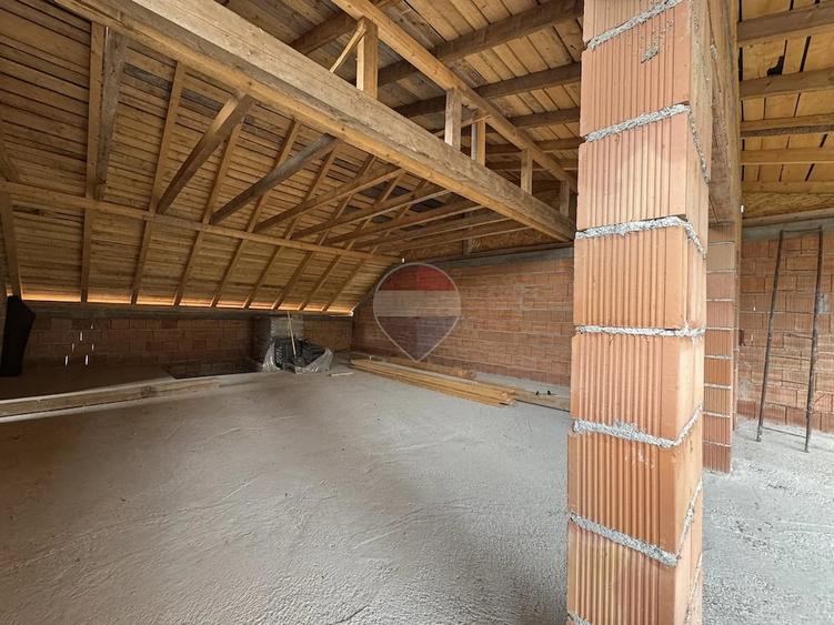 Casă cu 6 camere cu Teren 599 Mp în Vitrometan
