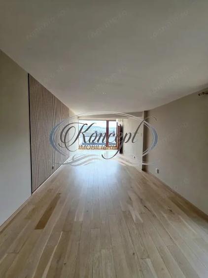Casă cu 9 camere cu Teren 500 Mp în Gruia