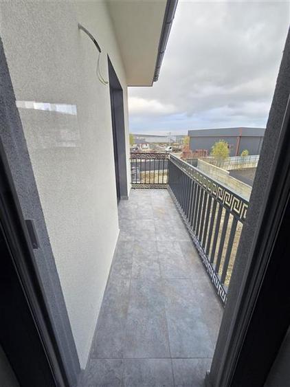 Apartament cu 4 camere decomandat în Lețcani