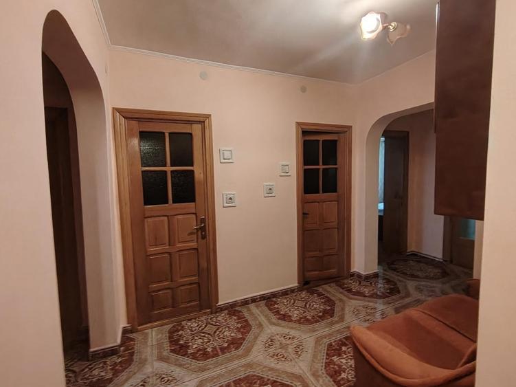 Apartament cu 5 camere decomandat, mobilat în Central