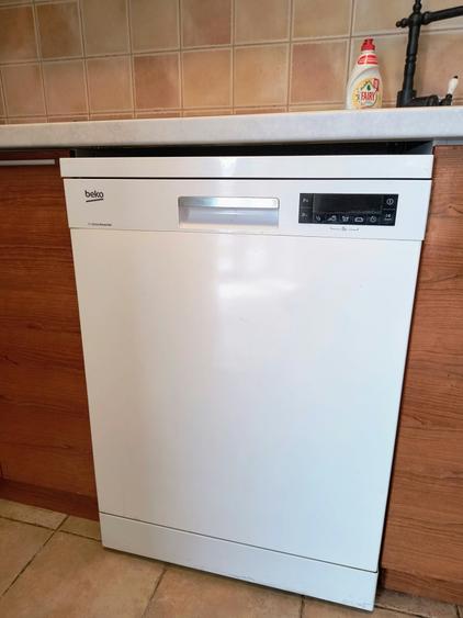 Apartament cu 3 camere semidecomandat, mobilat în Străulești