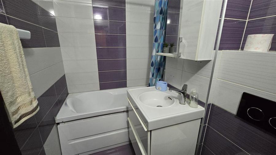 Apartament cu 3 camere decomandat, mobilat în Central