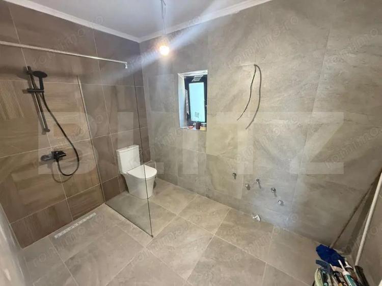 Casă cu 7 camere cu Teren 329 Mp în Central