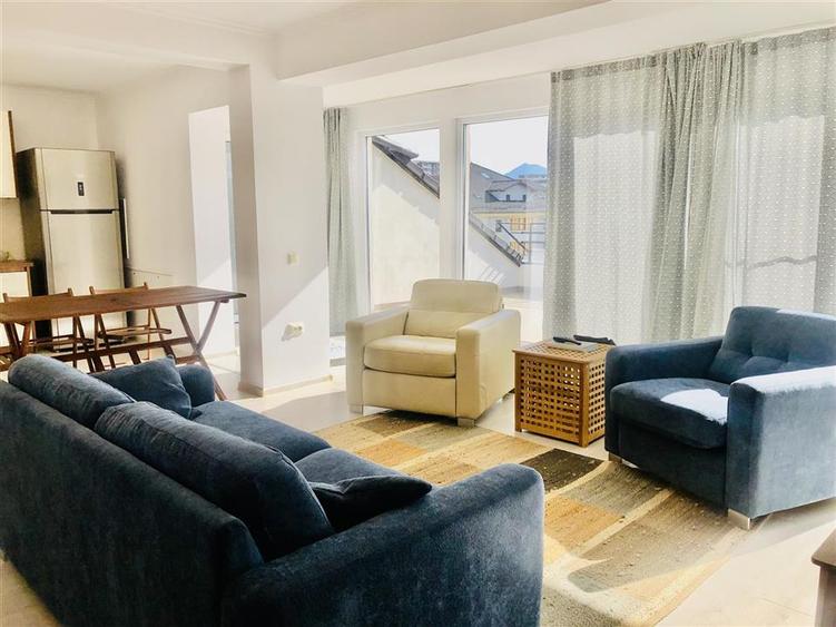 Apartament cu 4 camere decomandat, mobilat în Tractorul