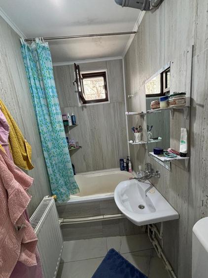 Apartament cu 3 camere semidecomandat în Exterior Vest