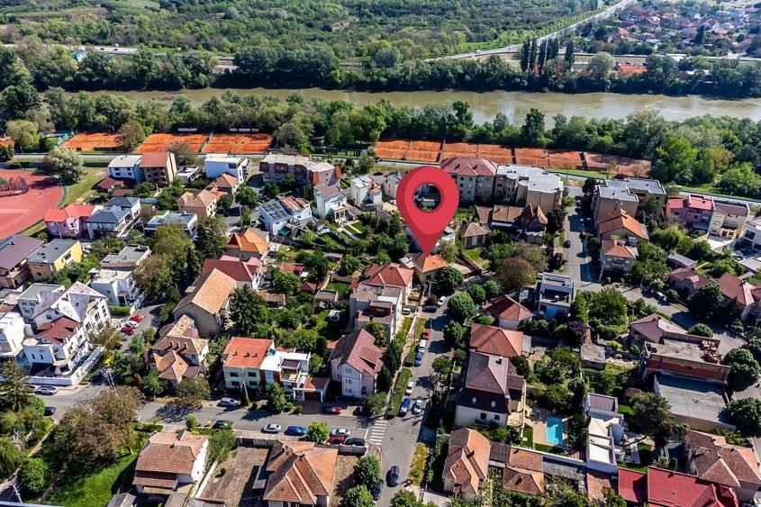 Casă individuală cu 4 camere cu Canalizare în Central