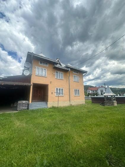 Casă cu 4 camere în Vama