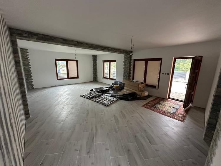 Casă individuală cu 5 camere cu Canalizare în Corbu