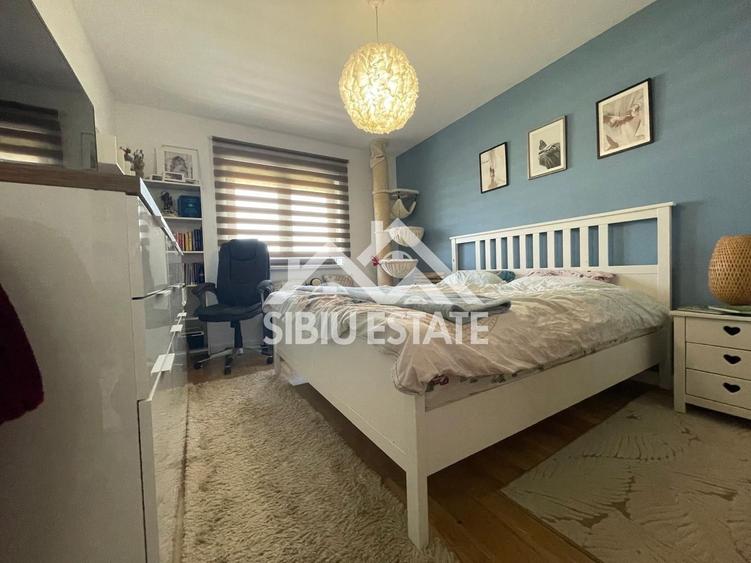 Duplex cu 5 camere cu Canalizare în Cristian