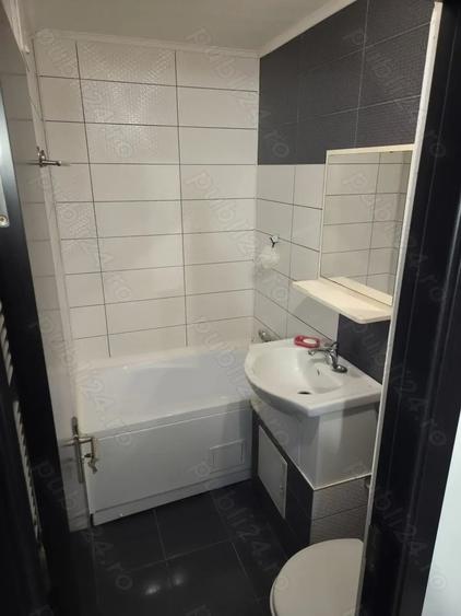 Apartament cu 3 camere semidecomandat în Micro 9