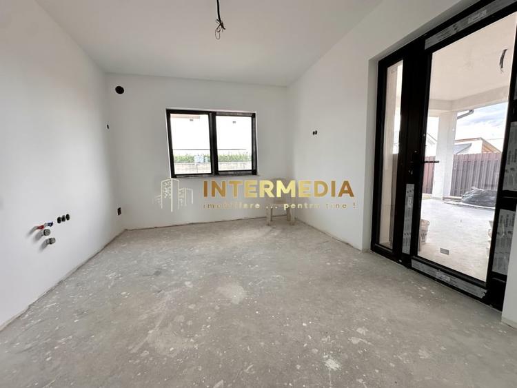 Casă individuală cu 4 camere cu Canalizare în Cetate