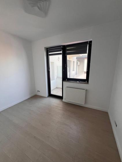 Penthouse cu 3 camere semidecomandat în Dorobanți