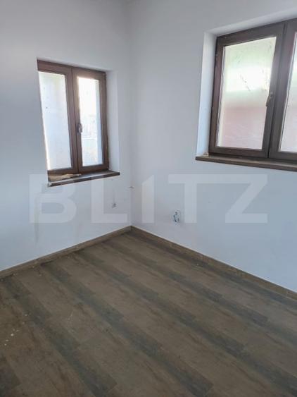 Casă individuală cu 5 camere cu Canalizare în Est